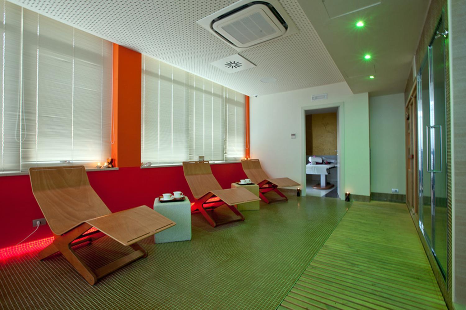 Hotel Breaking Business