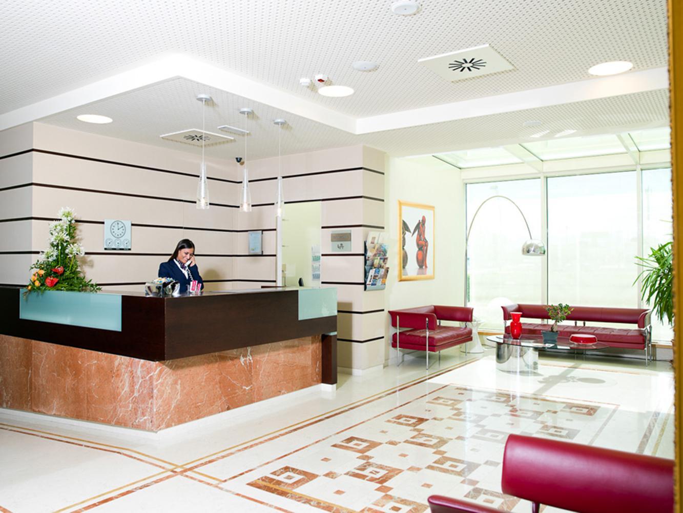 Hotel Breaking Business