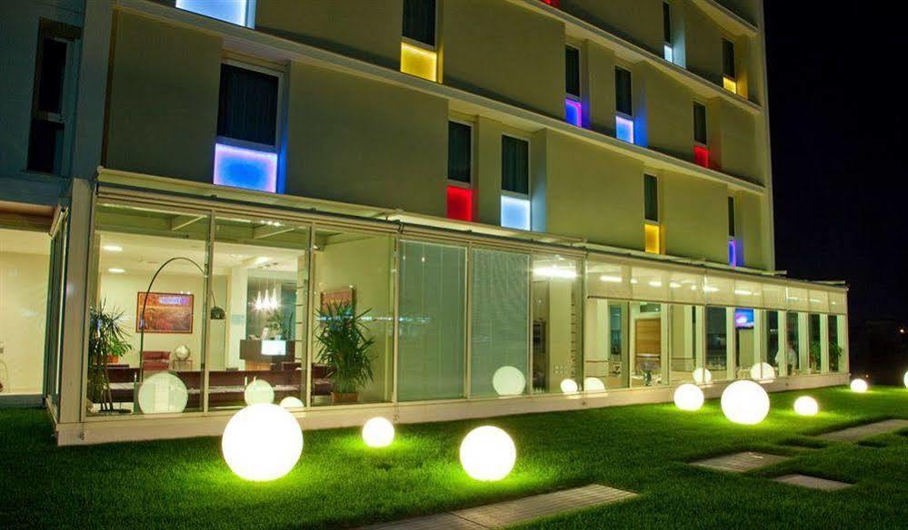 Hotel Breaking Business