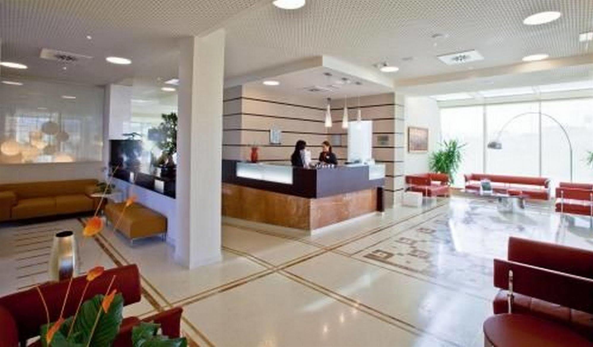 Breaking Business Hotel